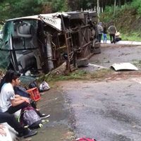 Volcadura de autobús deja un muerto y 15 heridos en Michoacán