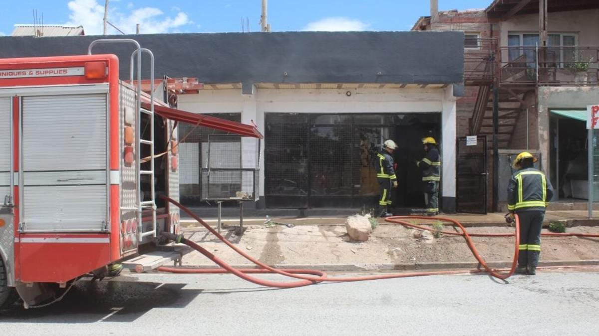 Incendio en un local comercial de Centenario. Fuente (CD)