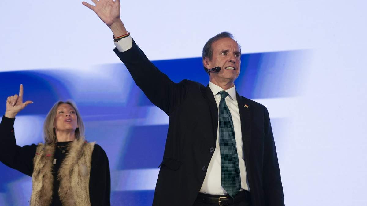 El candidato presidencial Jorge "Tuto" Quiroga, a la derecha, y su esposa, Milena Dobronic