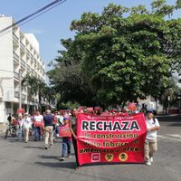 Con marcha exigen a Semarnat negar autorización para instalar una planta de amoniaco en Colima