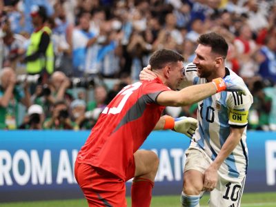 Argentina sufre, pero de la mano de “Dibu” Martínez y Messi avanza a semifinales de Qatar