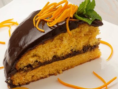 Aprovechá que las naranjas están baratas y prepará este bizcochuelo de naranja y chocolate para lucirte en la sobremesa del domingo