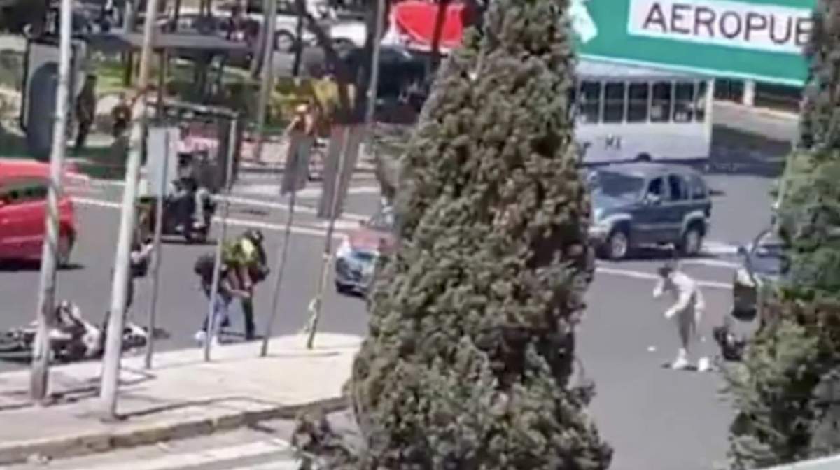 El momento en el que un policía le dispara en la cabeza al motociclista