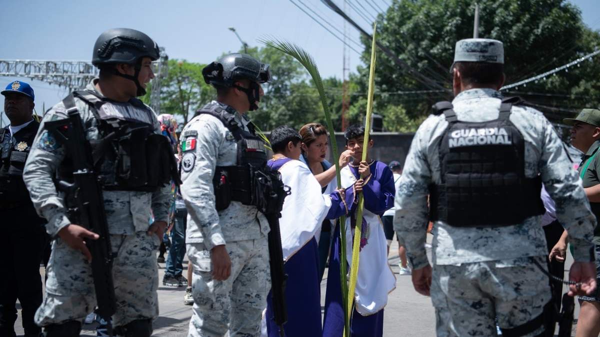 Elementos de la Guardia Nacional durante las actividades del Domingo de Ramos el 24 de marzo en Iztapalapa