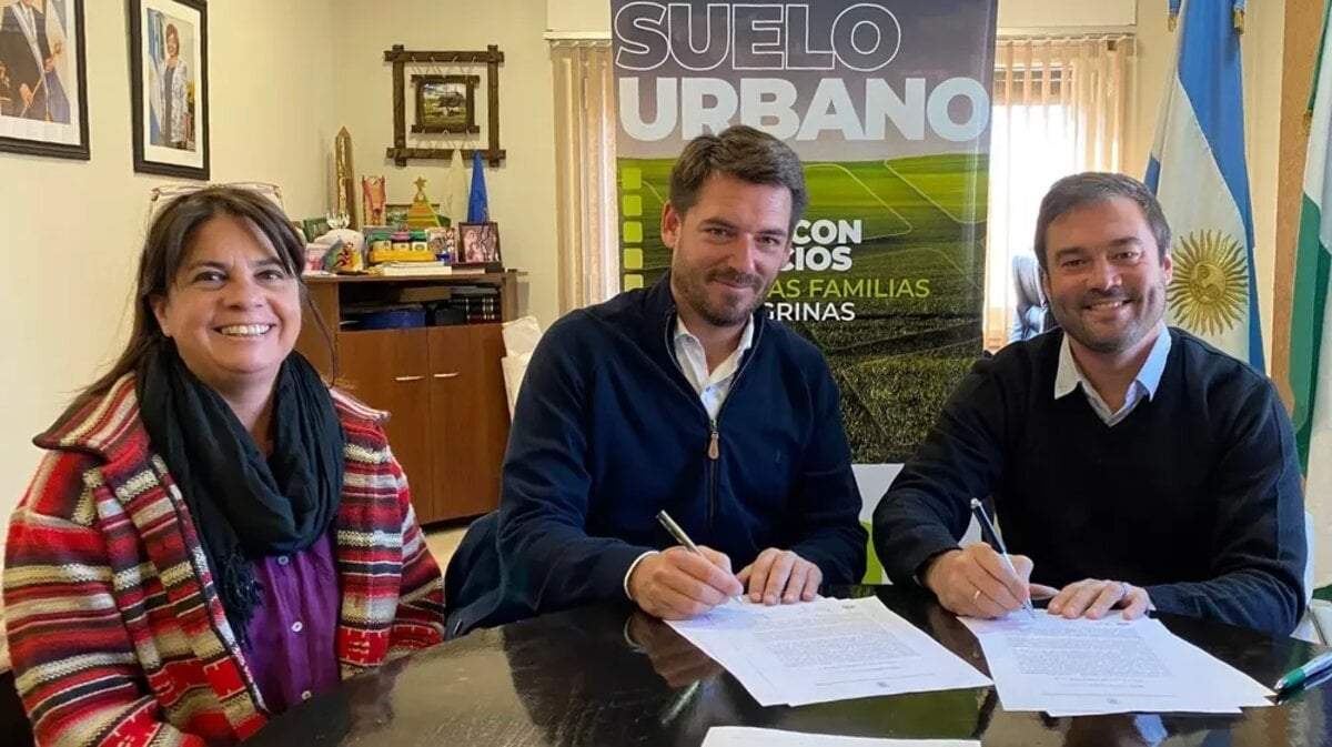Reunión para la firma del contrato de la obra Suelo Urbano, en Fernández Oro. Fuente. (Redes sociales).