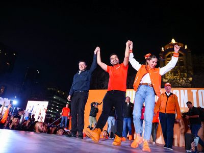 Acarreo, "fosfo fosfo" y calca de Samuel; así fue el cierre de precampaña de Álvarez Máynez en NL