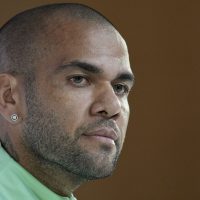 Alves paga la fianza y seguirá el proceso de apelación de su sentencia fuera de prisión