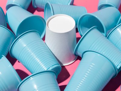 Con vasos descartables y 1 pedazo de cartón: creá este portaherramientas increíblemente útil