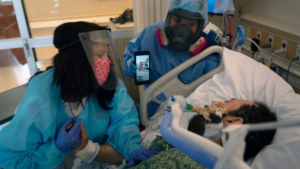 La cifra de pacientes hospitalizados cayó a la mitad desde enero, de acuerdo con el NYT
