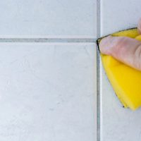 Decile adiós a la grasa pegada de los azulejos usando 3 ingredientes que seguro tenés en casa