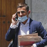 Más de 20 preguntas en dos minutos: la reacción de Alfonso Merlos al ser abordado por un periodista
