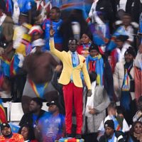 Aficionado rinde tributo a Lumumba, héroe de la independencia del Congo, durante la Copa Africana