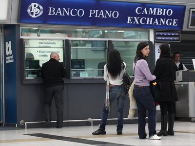 Sigue cayendo el dólar blue: cierra la jornada 2 pesos abajo