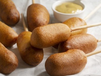 Brochetas crujientes de puré de papa, salchicha y queso: tentate con la opción ideal para picotear entre amigos