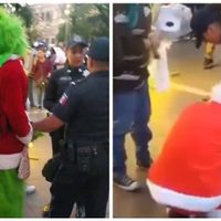 El Grinch y Santa Claus pelean en plaza de Aguascalientes; terminan detenidos (Video)