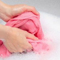 Con 4 ingredientes baratos, prepará el potente jabón que deja tus medias blancas en el primer lavado
