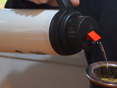 Con pocos ingredientes, el truco infalible para quitarle el mal olor a tus termos o botellas reutilizables