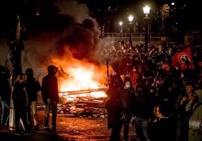 Macron aplaza la visita de Carlos III y avisa a manifestantes: "La violencia no es un derecho"