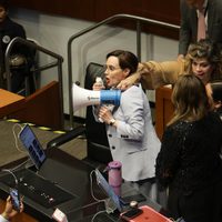 Lilly Téllez denuncia ante la FGR a senadoras morenistas que cortaron el cable a su megáfono (Video)