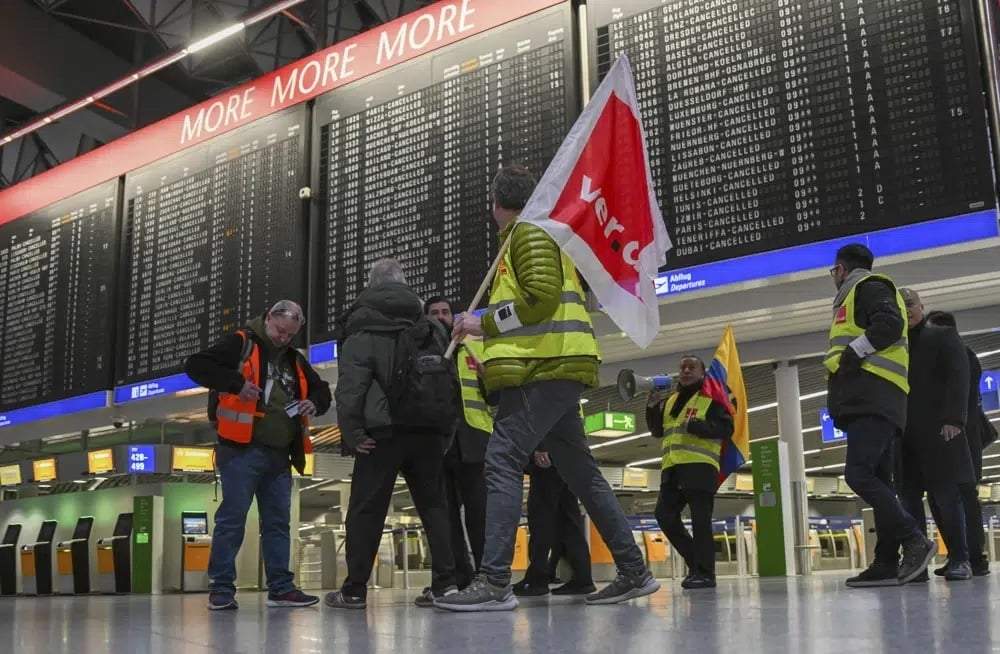 Empleados del aeropuerto en huelga realizan actos en la sala de despegues de la Terminal 1 del aeropuerto de Frankfurt, Alemania