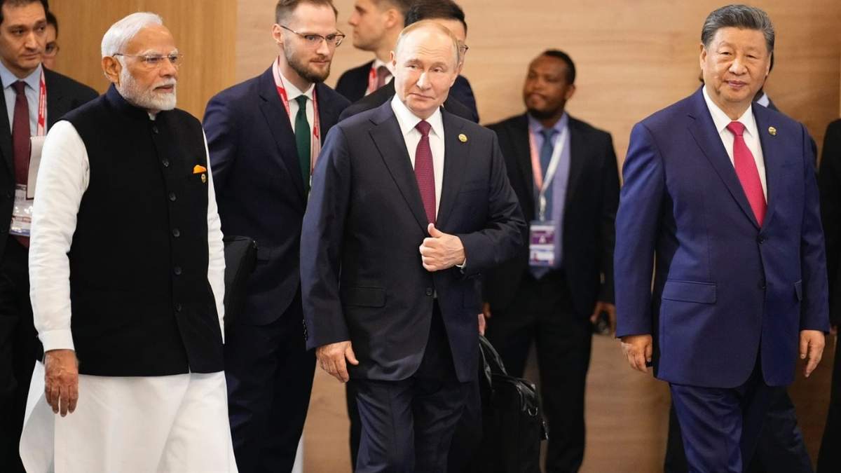 El primer ministro de India, Narendra Modi, el presidente ruso, Vladímir Putin, y el presidente chino, Xi Jinping, en la ceremonia de la foto oficial antes de la sesión plenaria de la Cumbre de los BRICS en Kazán, Rusia