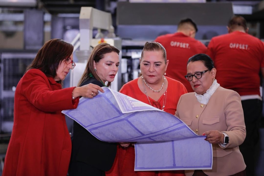 Consejeras del INE revisan las boletas para la elección judicial Foto Montserrat López.