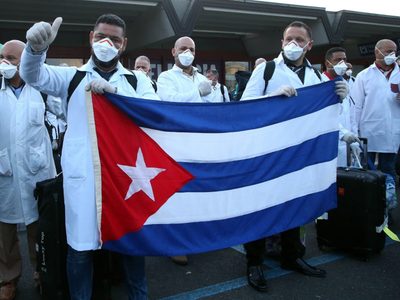"¿Espías?": polémica por los médicos cubanos pedidos por el coronavirus