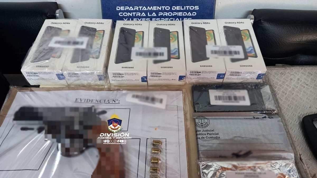 Siete teléfonos fueron secuestrados, junto con un revólver Magnum. Fuente: (Policía de Neuquén)
