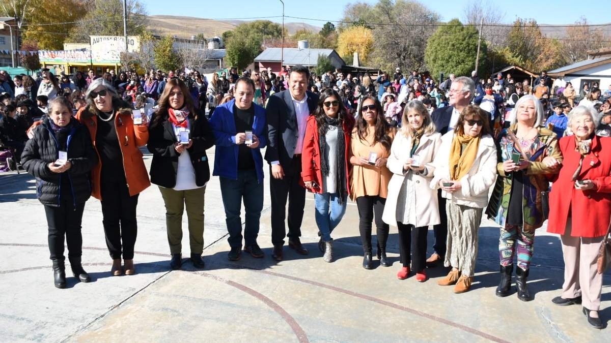 EL ministro Osvaldo Llancafilo en los festejos de la Escuela Primaria N° 7 de Junín de los Andes. Fuente (Twitter)