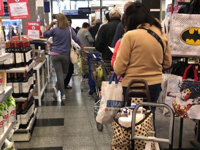 Los supermercados del conurbano bonaerense no podrán vender productos no esenciales