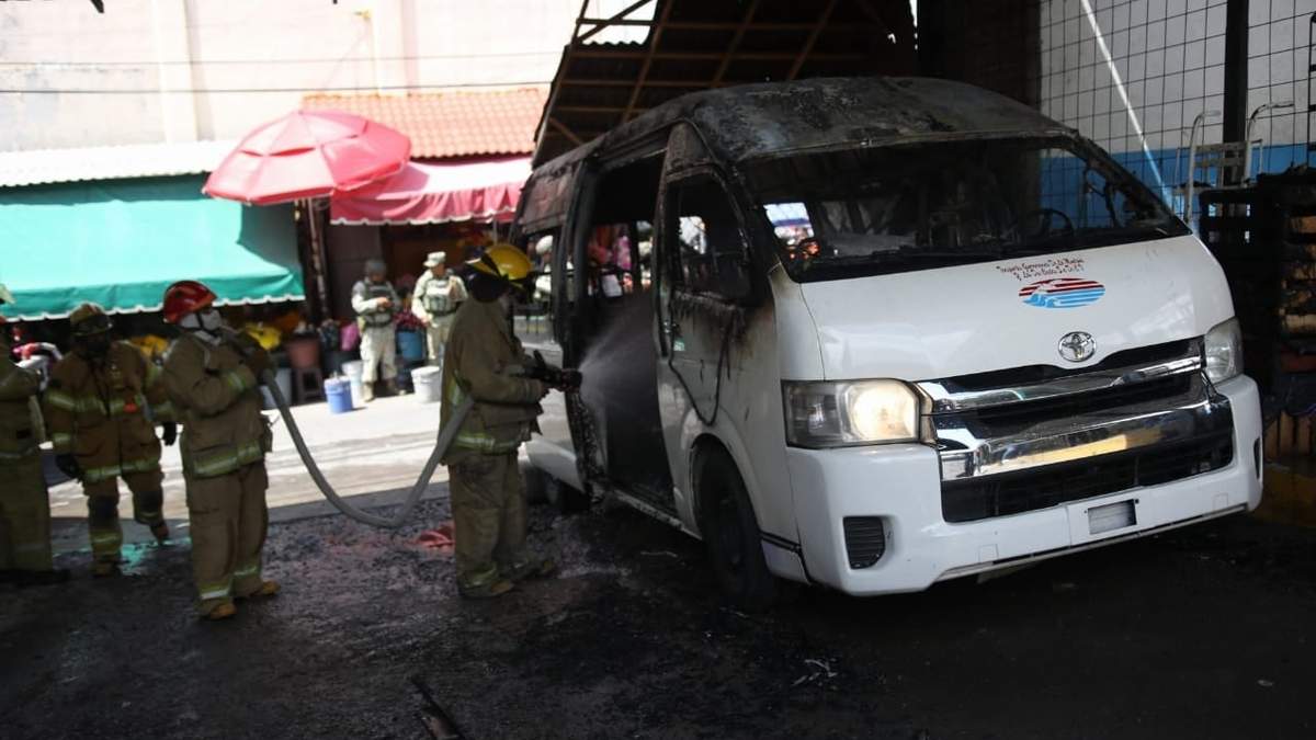 Unidad de transporte público incendiada durante ola de violencia en Chilpancingo