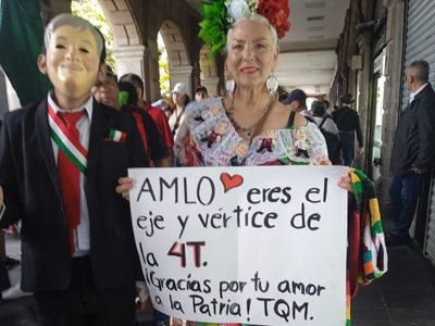 Convierten la ceremonia del Grito en el Zócalo en una fiesta morenista