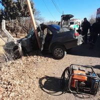Una mujer murió al chocar su auto contra un poste de luz
