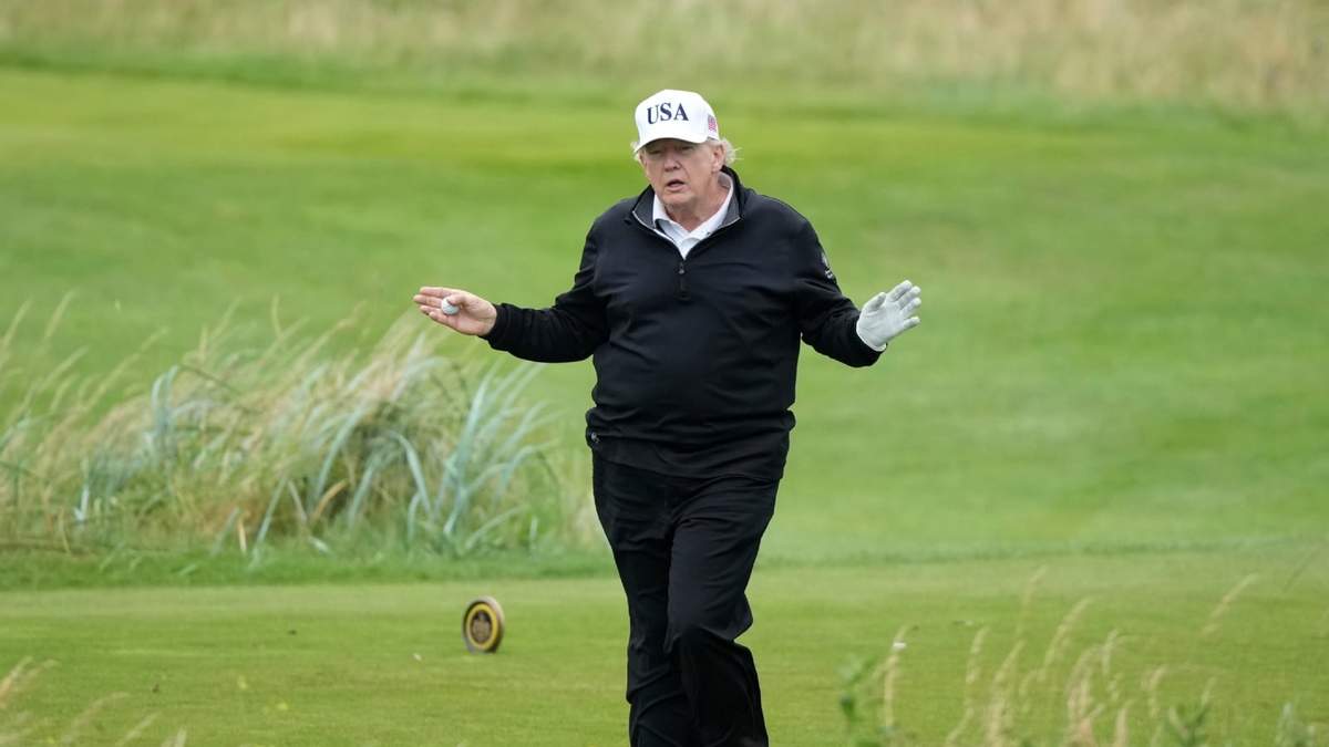 El presidente estadunidense Donald Trump mientras juega al golf en el campo Trump Turnberry, en Turnberry, Escocia, el domingo 27 de julio de 2025