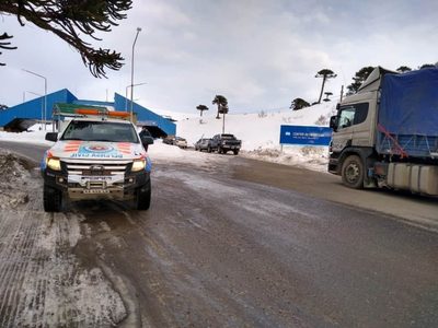 Impresionante vuelco de un camión cerca de Pino Hachado