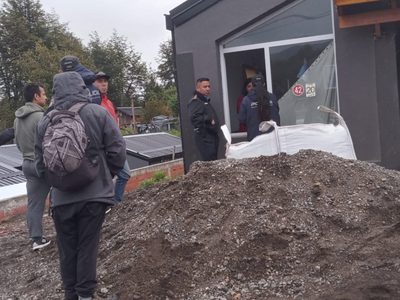 Una mujer sin techo ingresó junto a sus hijos a una vivienda en Villa La Angostura
