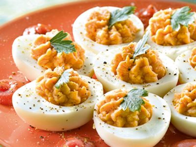Huevos rellenos sin atún ni mayonesa: la cena liviana y proteica que hacés en dos patadas con las sobras del pollo del mediodía
