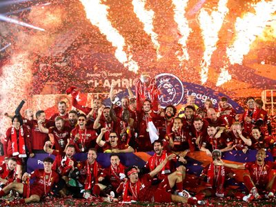 Festejo a lo campeón, el Liverpool le ganó 5 a 3 al Chelsea y levantó la copa