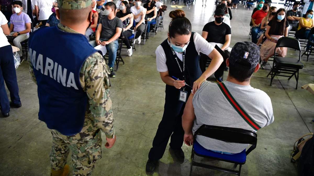 Aplicación de la vacuna contra el covid-19 en el Palacio de los Deportes