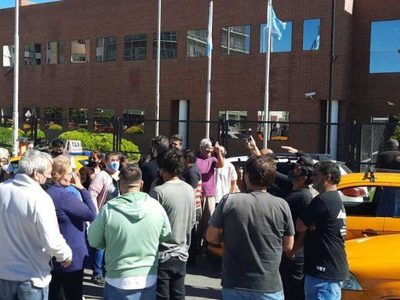 Taxistas autoconvocados se movilizan este mediodía en rechazo al proyecto Taxi Rosa