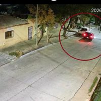 Impactante video: chocó a una camioneta estacionada y se dio a la fuga en Maipú