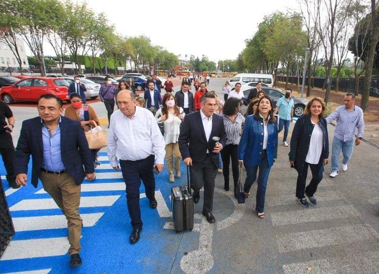 Diputados priistas arriban con maletas a San Lázaro, previo a la votación de la reforma eléctrica