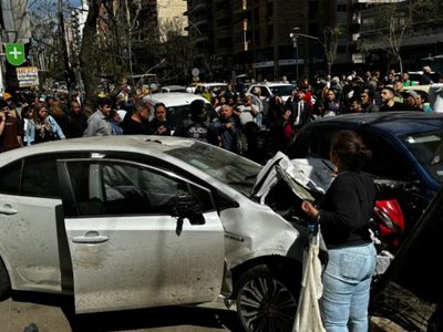 Pánico en Córdoba: un automóvil se subió a la vereda en pleno centro y causó múltiples heridos