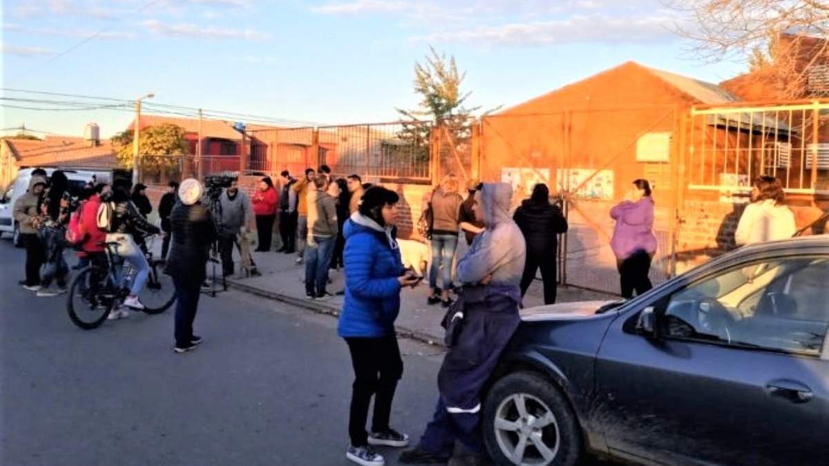 Padres en las puertas del Jardín 32. Fuente: (Facebook)