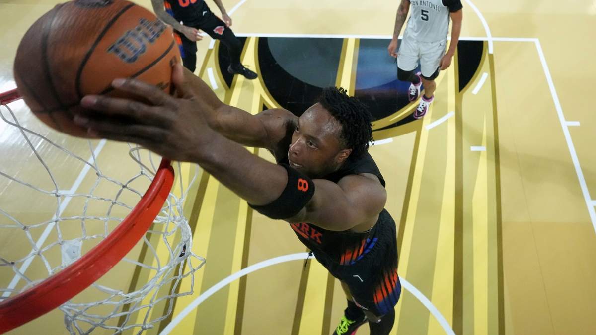 Og Anunoby, de los Knicks de Nueva York, realiza una clavada en la final de la Copa NBA ante los Spurs de San Antonio, el martes 16 de diciembre de 2025