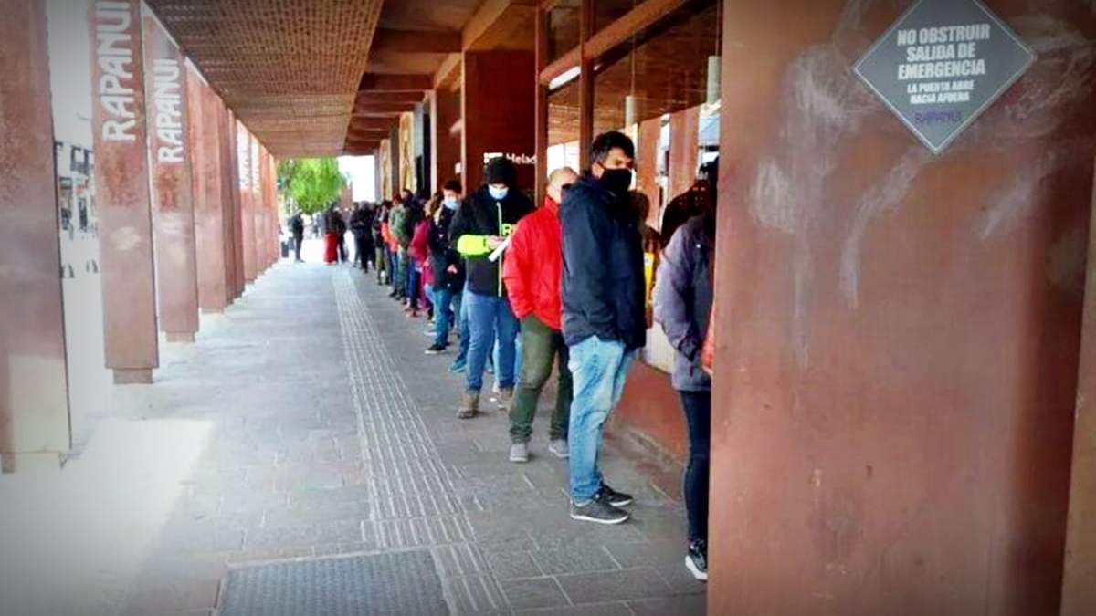 Larga fila en el centro de Bariloche. Fuente: (Instagram)