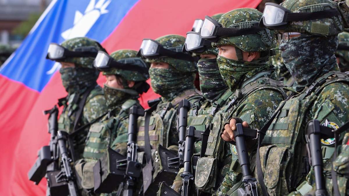 Soldados posan con la bandera de Taiwán