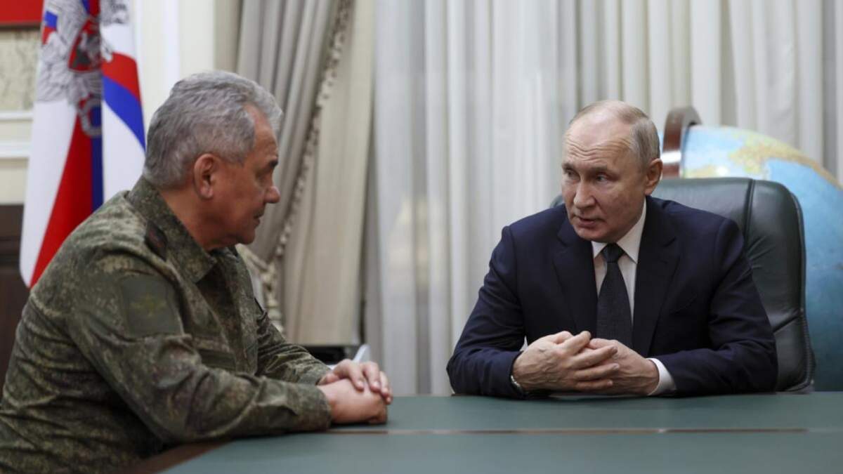 El presidente de Rusia, Vladímir Putin (derecha), habla con el ministro de Defensa del país, Sergei Shoigu, en el centro de mando del distrito militar del sur del país, en Rostov del Don, Rusia
