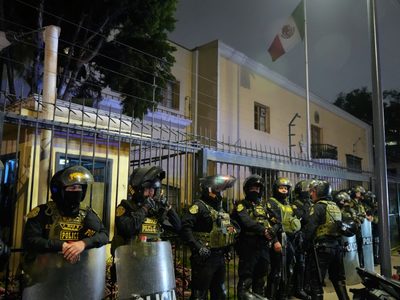 El presidente de Perú expulsa a la encargada de la Embajada de México