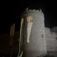 Así dan la bienvenida a Trump en Reino Unido: exhiben su foto con Epstein en el castillo de Windsor